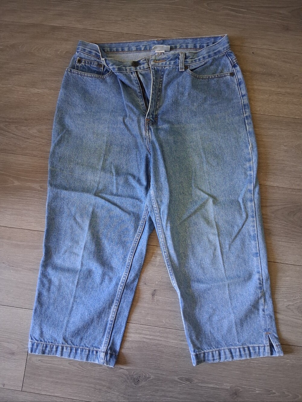 Newport News Jeanology Light Wash Straight Leg Capri Jeans